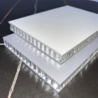 Kawalan Nombor Kalis Api Menimbul Bunga Siling Persegi Logam Melapisi Pejabat Bangunan Panel Siling Aluminium
